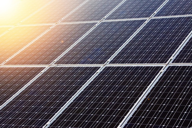 Wie Erneuerbare Energie Arbeitsplätze schafft und die Wirtschaft stärkt